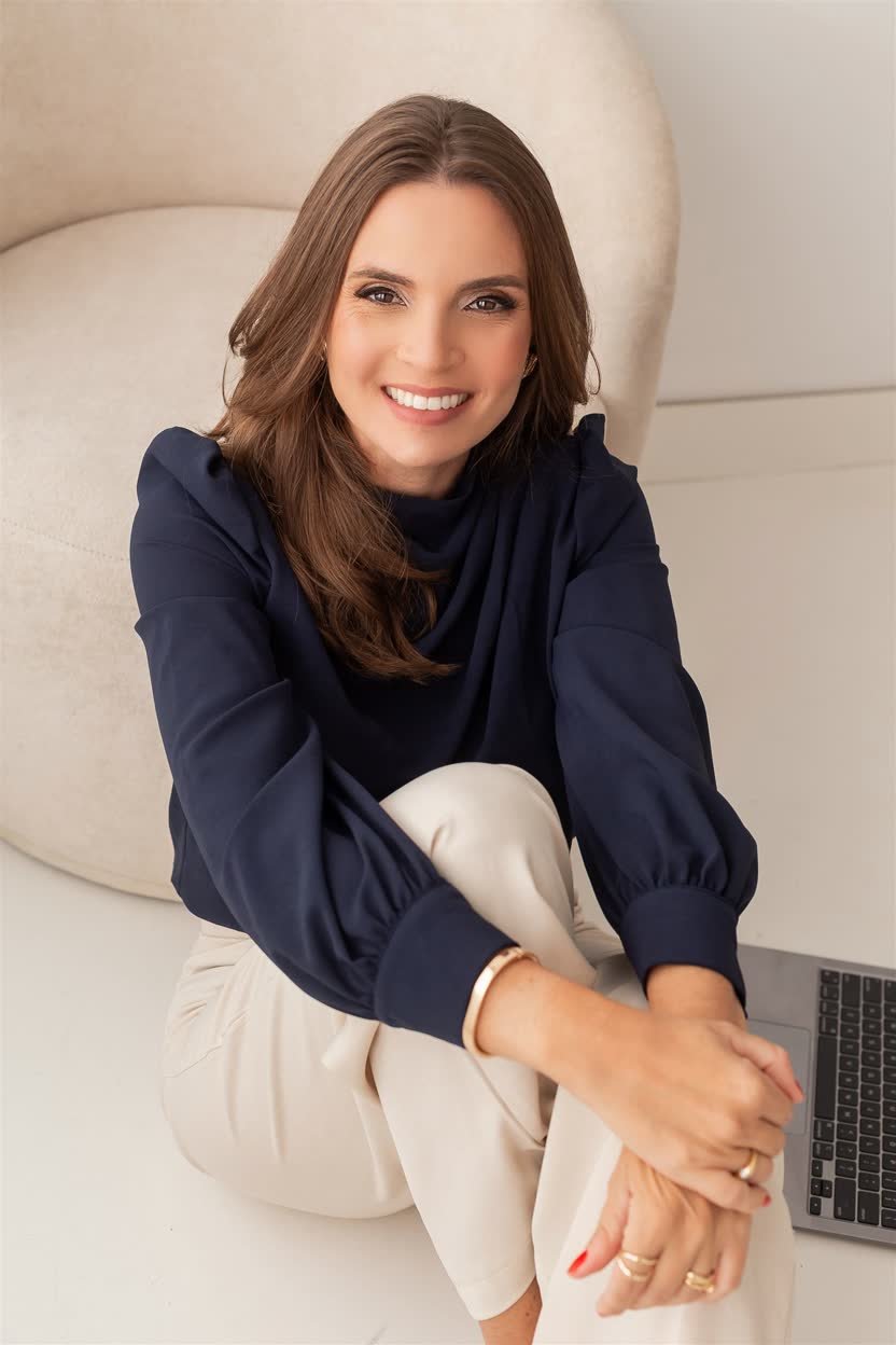 Fisioterapeuta da Clínica Pélvica sorrindo em retrato profissional
